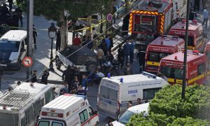 Видео: в Тунисе произошел двойной теракт, есть жертвы