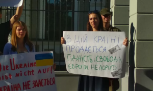 Фото: под посольствами в Киеве состоялись акции против возвращения России в ПАСЕ