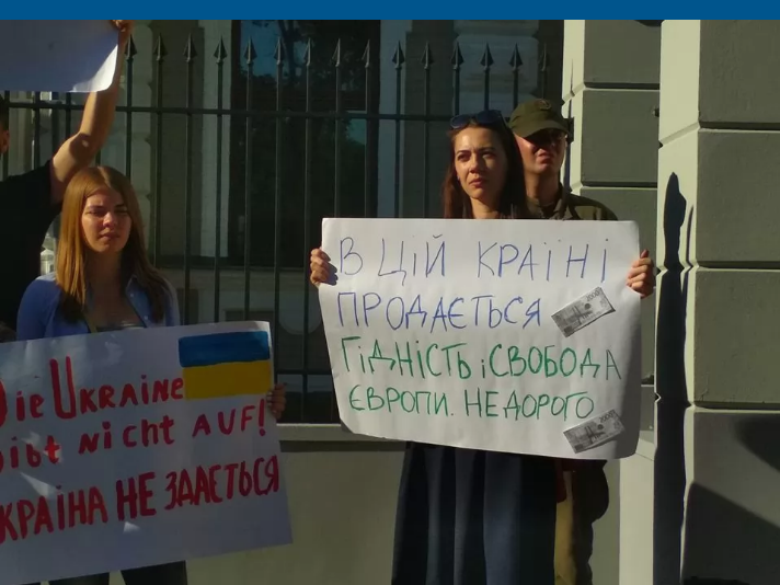 Фото: под посольствами в Киеве состоялись акции против возвращения России в ПАСЕ