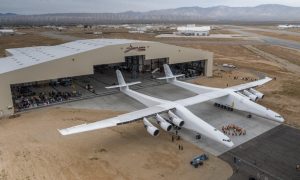 Компания основателя основателя Microsoft продает самый большой в мире самолет