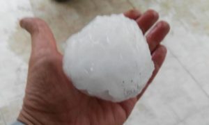 Фото: в Италии от града размером с апельсин пострадали десятки людей