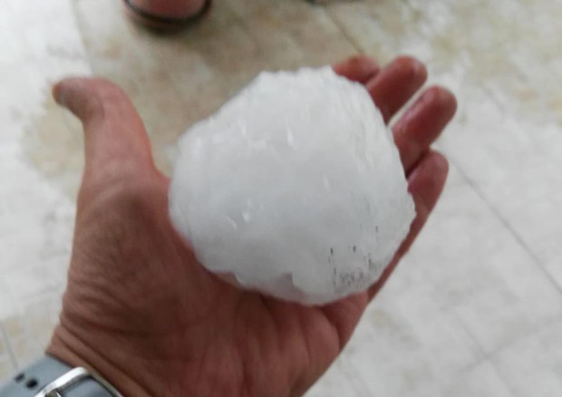 Фото: в Италии от града размером с апельсин пострадали десятки людей