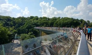 Открытие стеклянного пола на велопешеходном мосту снова отложили