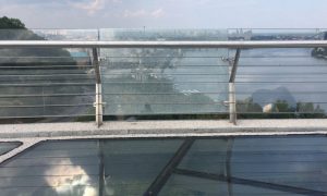 На велопешеходном мосту установят новое стекло