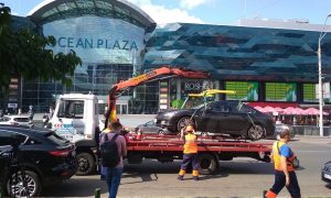 Рядом с ТРЦ Ocean Plaza начали эвакуировать автомобили