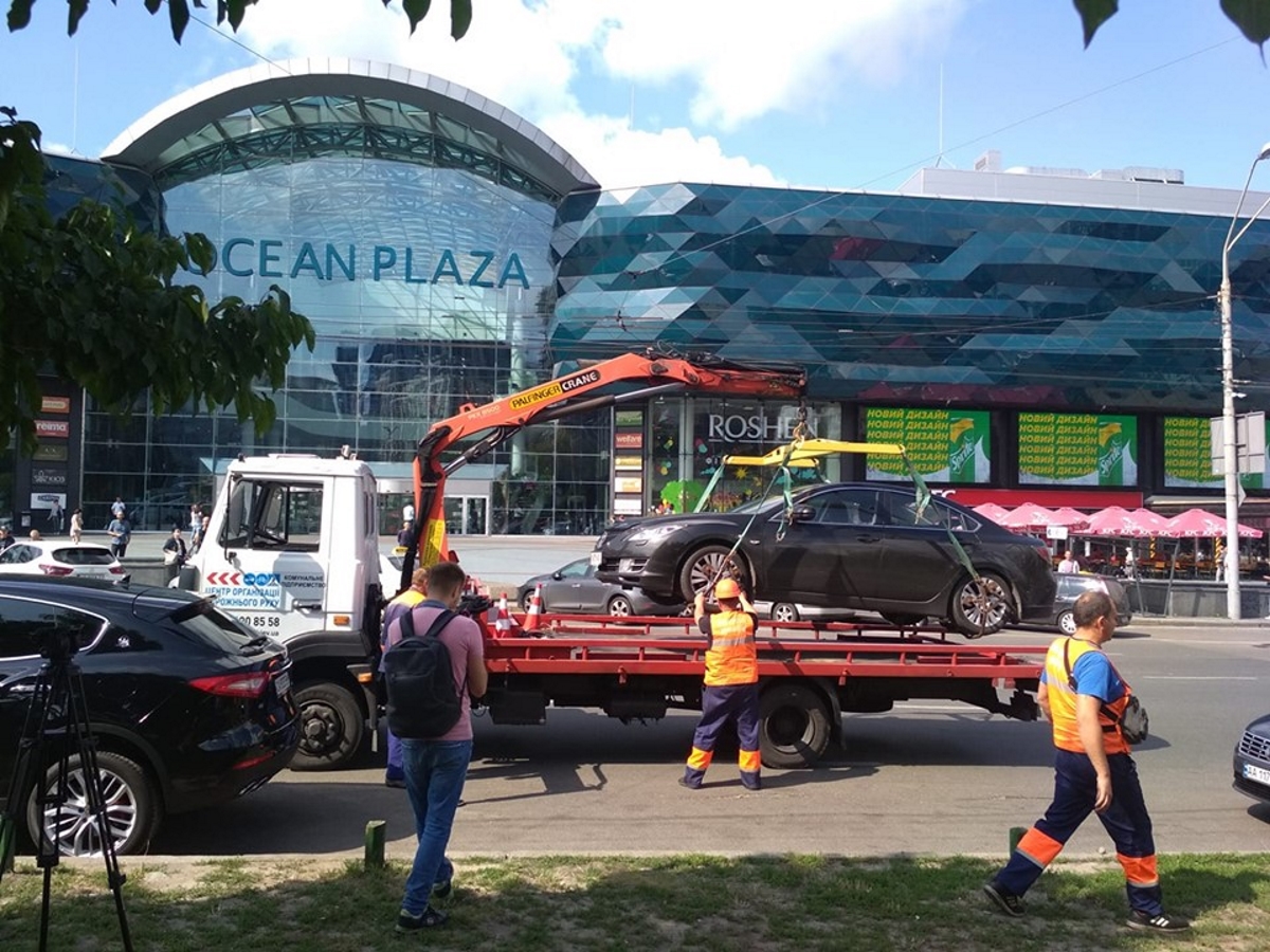 Рядом с ТРЦ Ocean Plaza начали эвакуировать автомобили