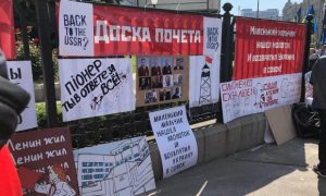 Протести під КСУ: мітингувальники вимагають не скасовувати декомунізацію
