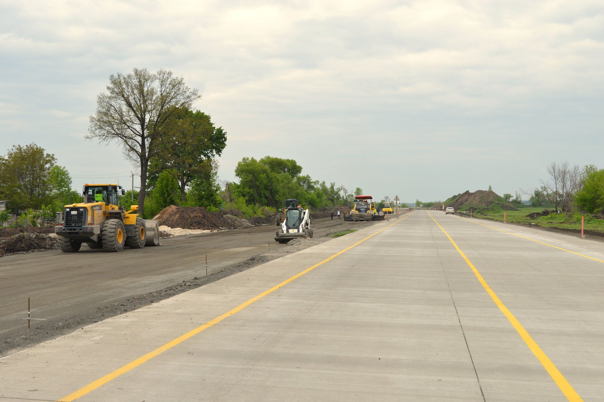 Фото: в Украине запустили транспорт по первой бетонной дороге