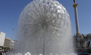 Фото: вандалы загрязнили киевские фонтаны