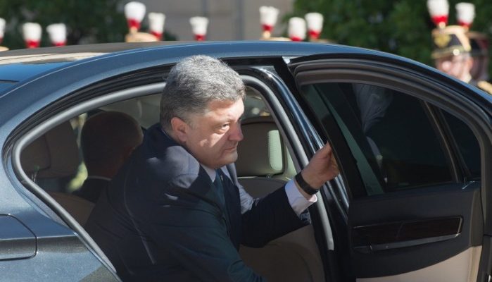 Автомобиль Порошенко атаковали у ГБР