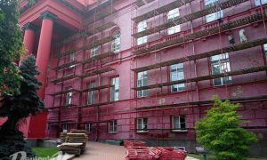 В Киеве красят красный корпус университета