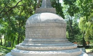 В ботаническом саду установили буддийскую ступу