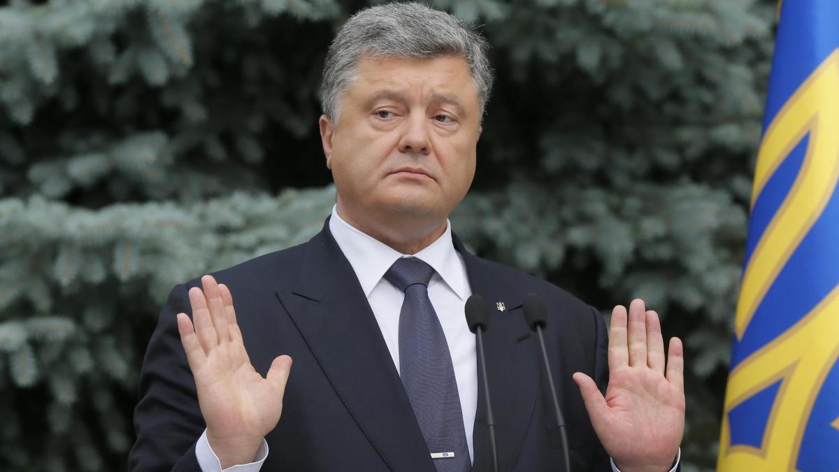 Правоохранители вызвали на допрос Порошенко