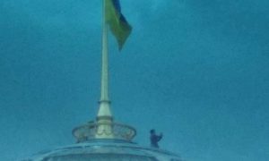 Фото: на куполе Рады заметили человека, похожего на Зеленского