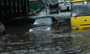Видео: ливень заставил «плавать» киевские авто
