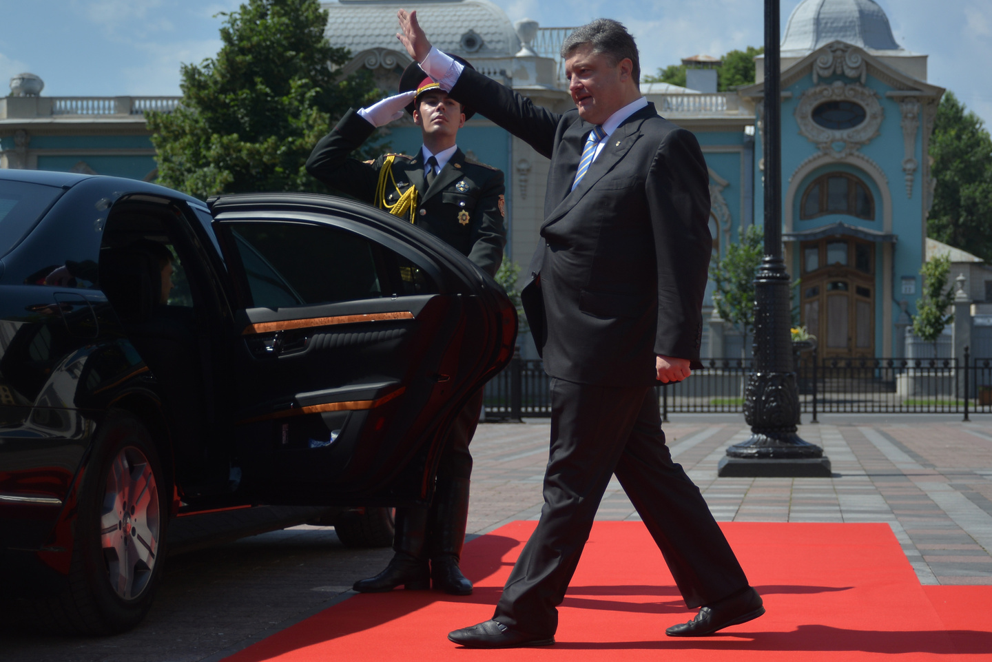 Видео: доброволец «Азова» объяснил, почему атаковал автомобиль Порошенко