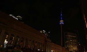 Фото: самое высокое сооружение в Западном полушарии подсветили цветами украинского флага