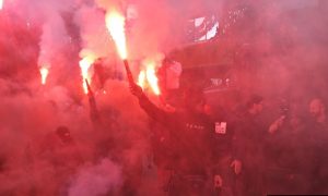 Фото: под NewsOne пришли сотни протестующих с пиротехникой