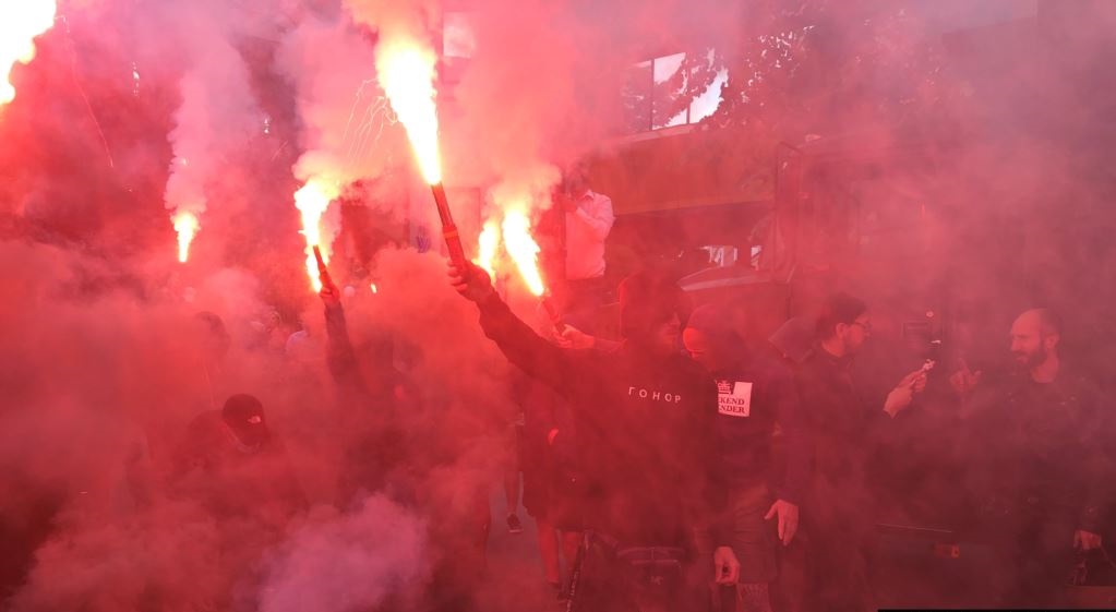 Фото: под NewsOne пришли сотни протестующих с пиротехникой