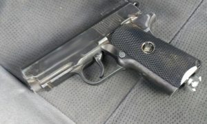 Фото: біля виборчої дільниці затримано автомобіль зі зброєю