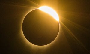 Видео: как выглядит полное солнечное затмение с Луны и других ракурсов