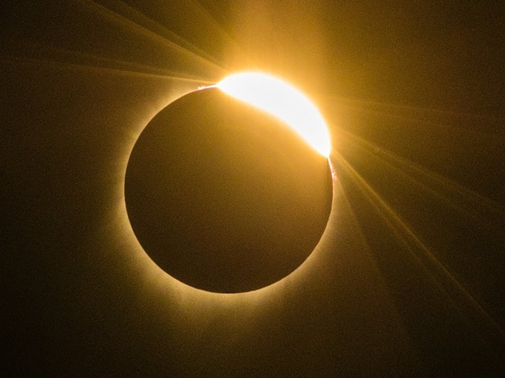 Видео: как выглядит полное солнечное затмение с Луны и других ракурсов