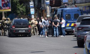 Фото, видео: в Одессе вооружённый ножом мужчина захватил заложников (обновлено)