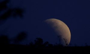 Фото, видео: земляне созерцали «кровавое» лунное затмение