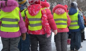 Фото: школьников обяжут носить вечером светоотражающие жилеты