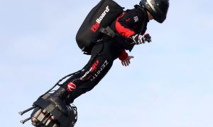 Видео: французский изобретатель перелетел Ла-Манш на флайборде