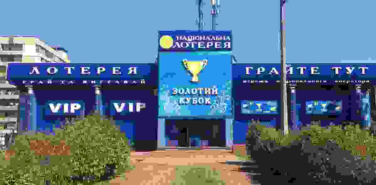 На Оболони со здания демонтировали 21 вывеску