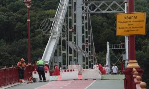 На Парковом пешеходном мосту установили временный противовес