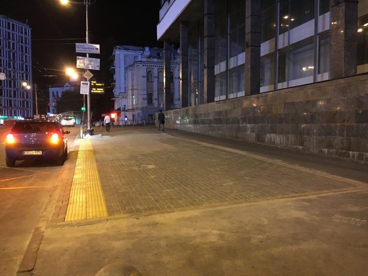 Около Дворца спорта убрали остановку-«пирамиду»