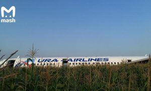 Фото, видео: в России экстренно сел пассажирский самолет с загоревшимся двигателем, есть пострадавшие