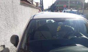 Фото: обломки самолета повредили десятки авто при посадке в Риме