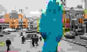 Фото: из центра Киева увезли гигантскую синюю руку