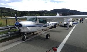 Видео: самолет приземлился на главную автостраду Хорватии