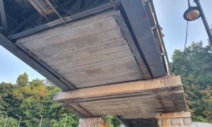 Фото: пешеходный мост на Труханов укрепили бетонными плитами