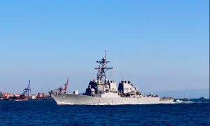 Фото: в Черное море через Босфор вошел эсминец ВМФ США