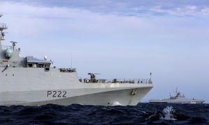 Фото: британский корабль сопровождал российское судно в Ла-Манше