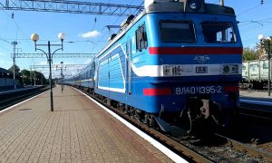 Фото видео: киевляне перекрыли движение городской электрички на Троещине