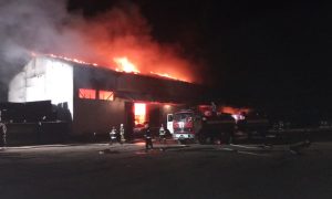 Фото, видео: в Полтаве всю ночь тушили склад «Новой почты»