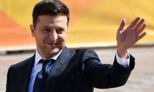 Фото: в Риге Зеленского встретили в наряде кур