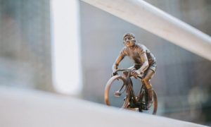 В Киеве установили мини-скульптуру велосипедиста