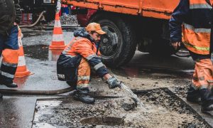 Рядом с Золотыми воротами провалился асфальт