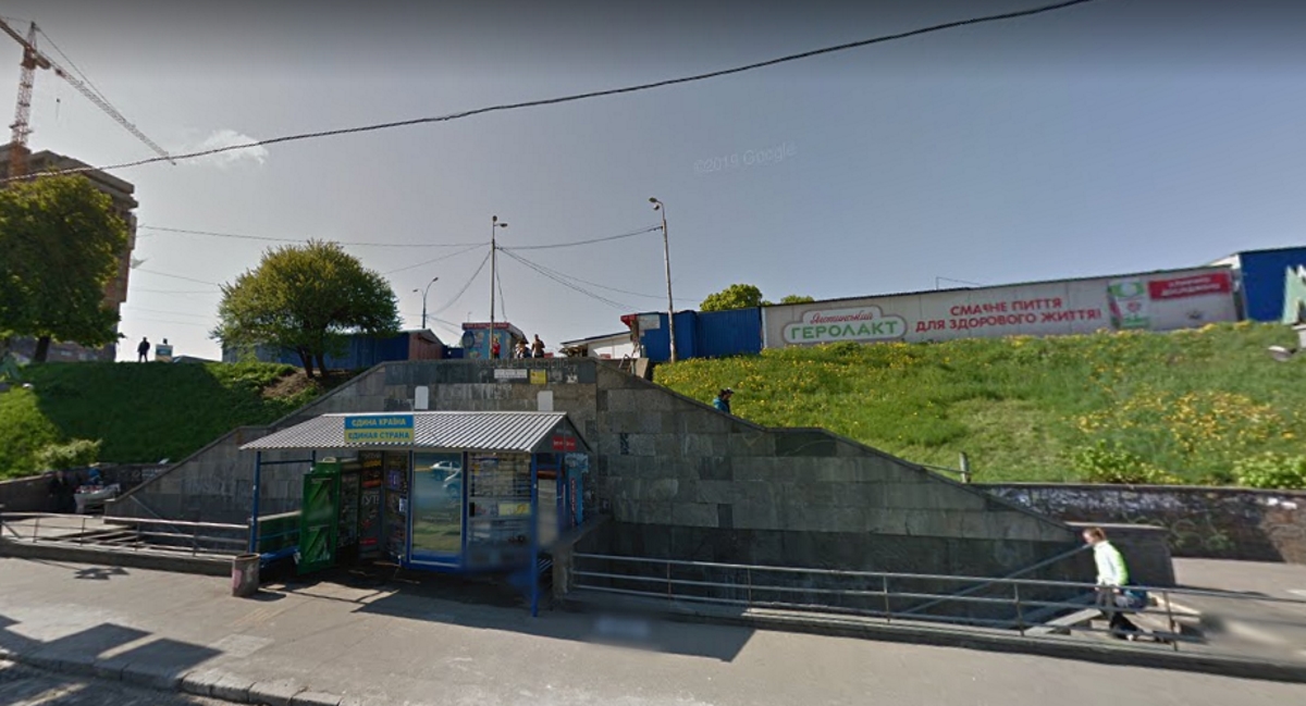 На проспекте Победы отремонтировали лестницу