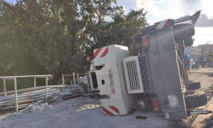 В Киеве во время реконструкции путепровода упал строительный кран