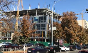 В Киеве на реконструкции кинотеатра «Зоряный» завалился строительный кран