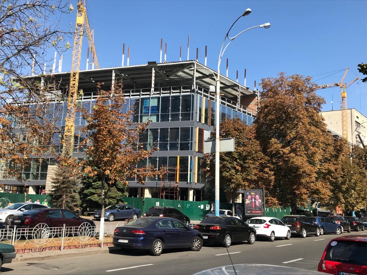 В Киеве на реконструкции кинотеатра «Зоряный» завалился строительный кран