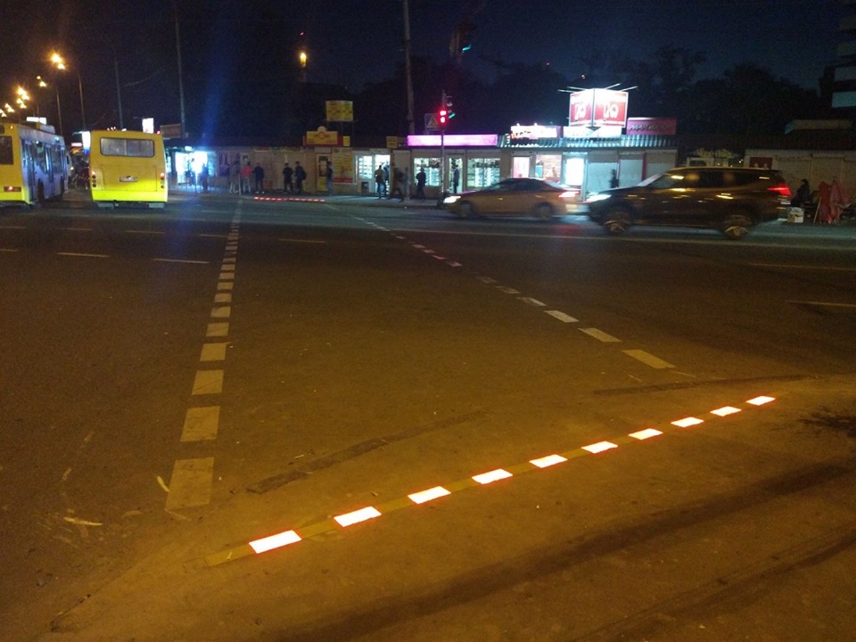 В Киеве обустроили первый переход с подсветкой